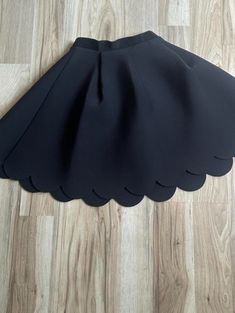 H&M Scuba Mini Skirt - Neoprene with Scalloped Hem, Size 4 Fits Like XS